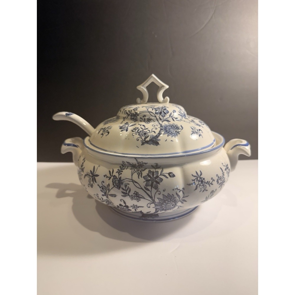 Vintage Blue & White Covered Tureen w Ladle Floral Soup Serving Dish - Picture 3 of 11